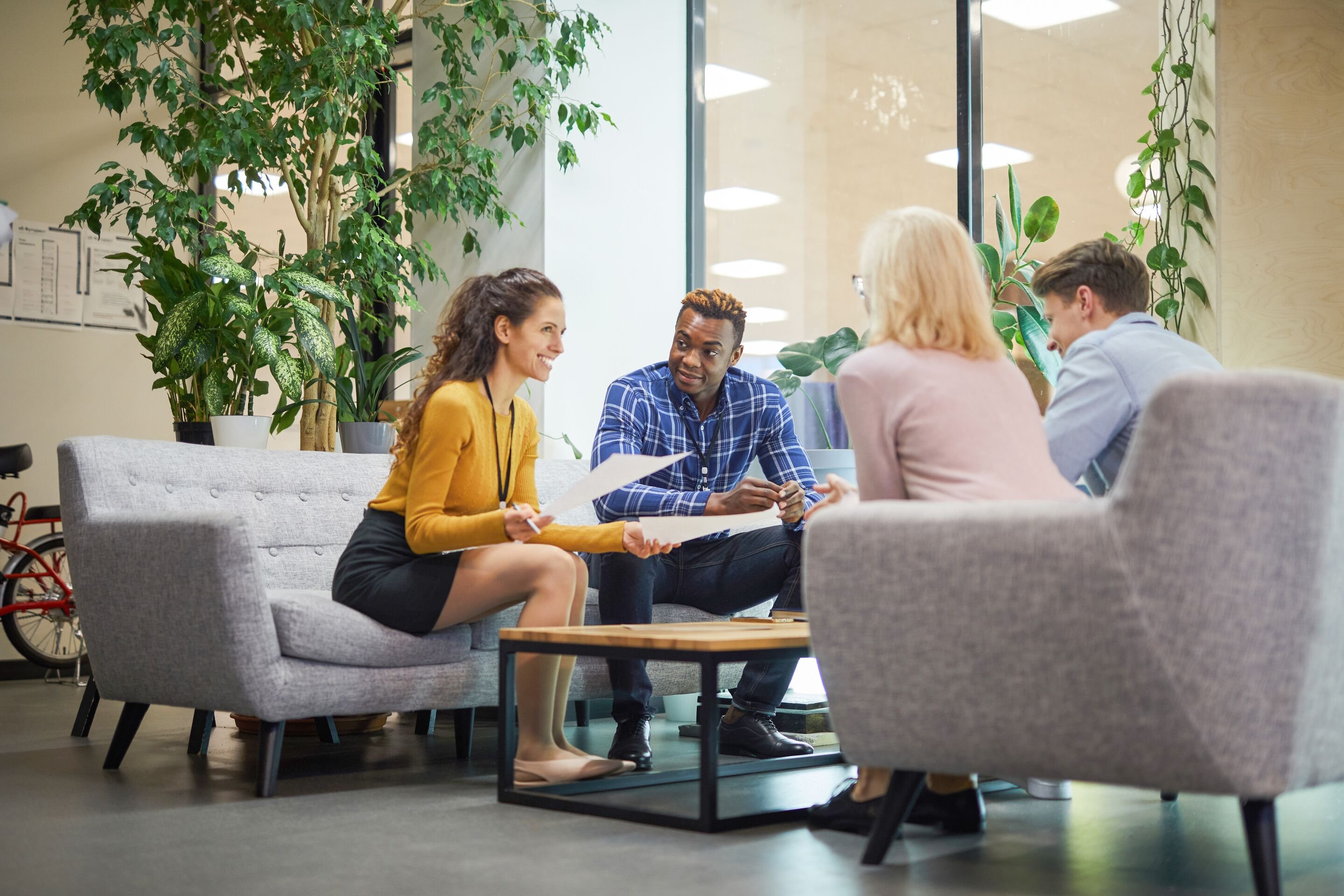 Web_Retina-Kreativt team diskuterer salgsstatistikker på kontoret